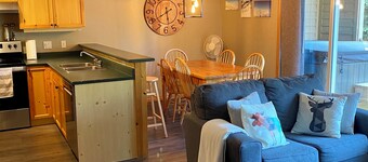 Fernie Ski-In Condo, 2 bed, 2 bath, with private hot tub and BBQ. 