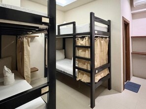 Camera quadrupla | 1 camera, con arredamento individuale, Wi-Fi gratuito, lenzuola