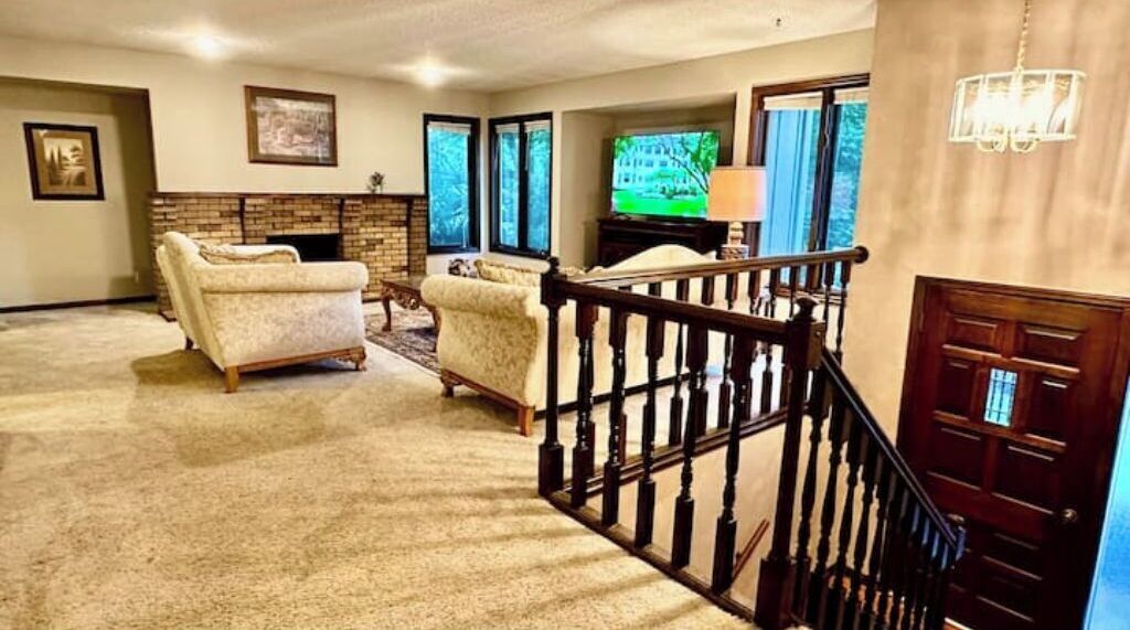 Una Smart TV, una chimenea, un reproductor estéreo