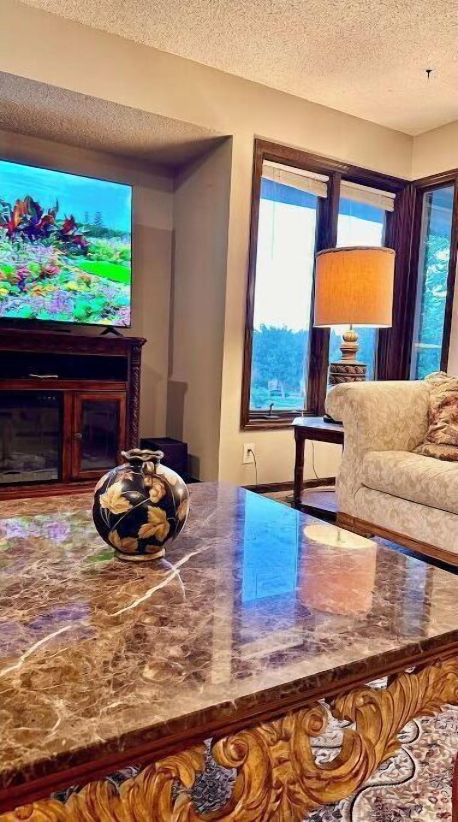 Una Smart TV, una chimenea, un reproductor estéreo