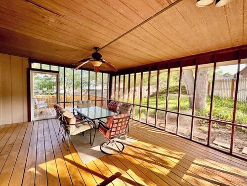 Sunny Brick Home with big Sunroom 4BR, 3BA