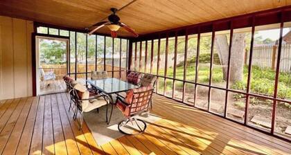 Sunny Brick Home with big Sunroom 4BR, 3BA