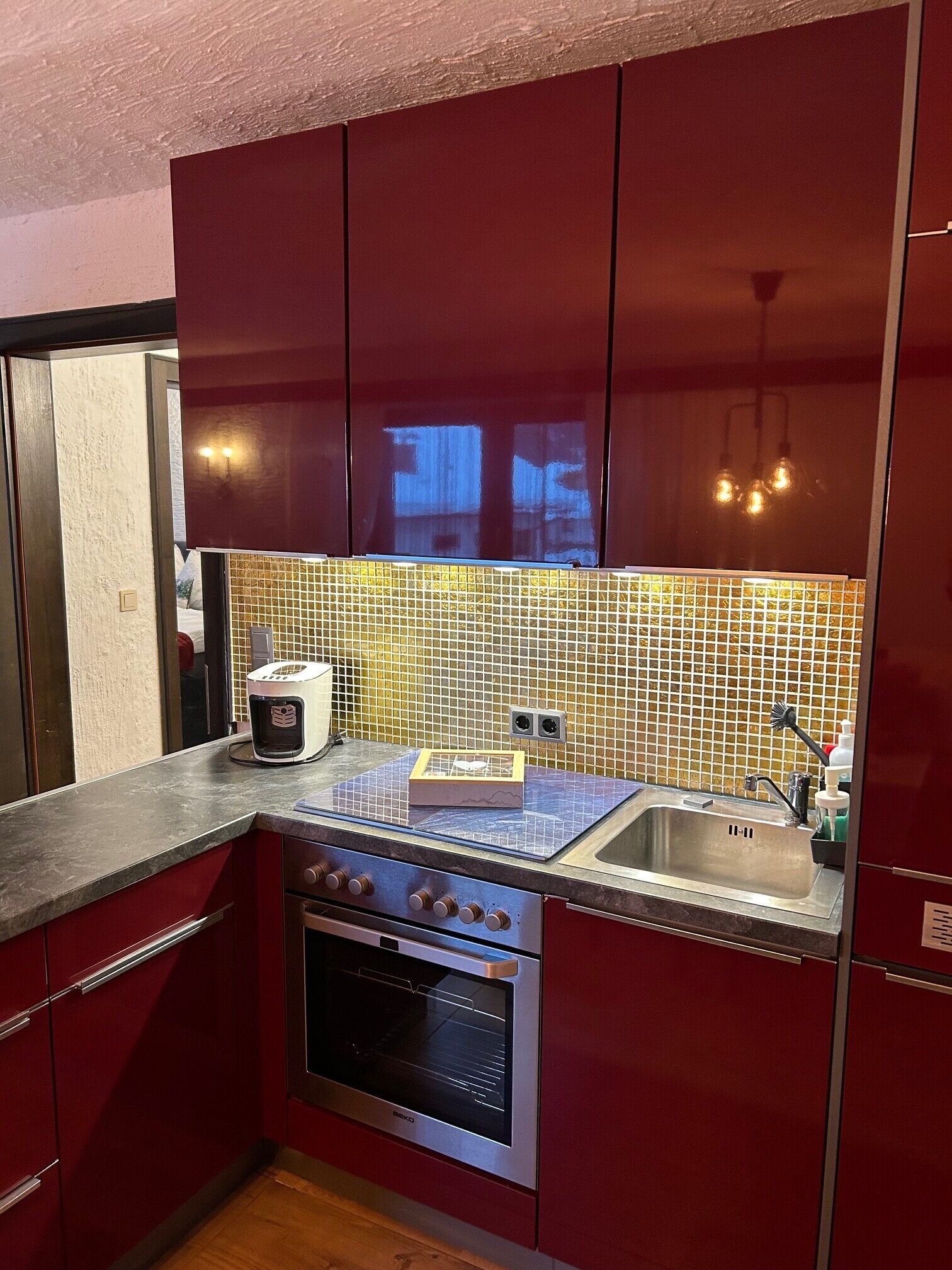 Kühlschrank, Ofen, Herdplatte, Wasserkocher mit Kaffee-/Teezubehör