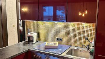 Kühlschrank, Ofen, Herdplatte, Wasserkocher mit Kaffee-/Teezubehör