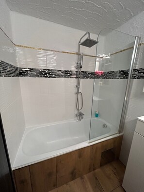 Baignoire, séchoir à cheveux, serviettes fournies