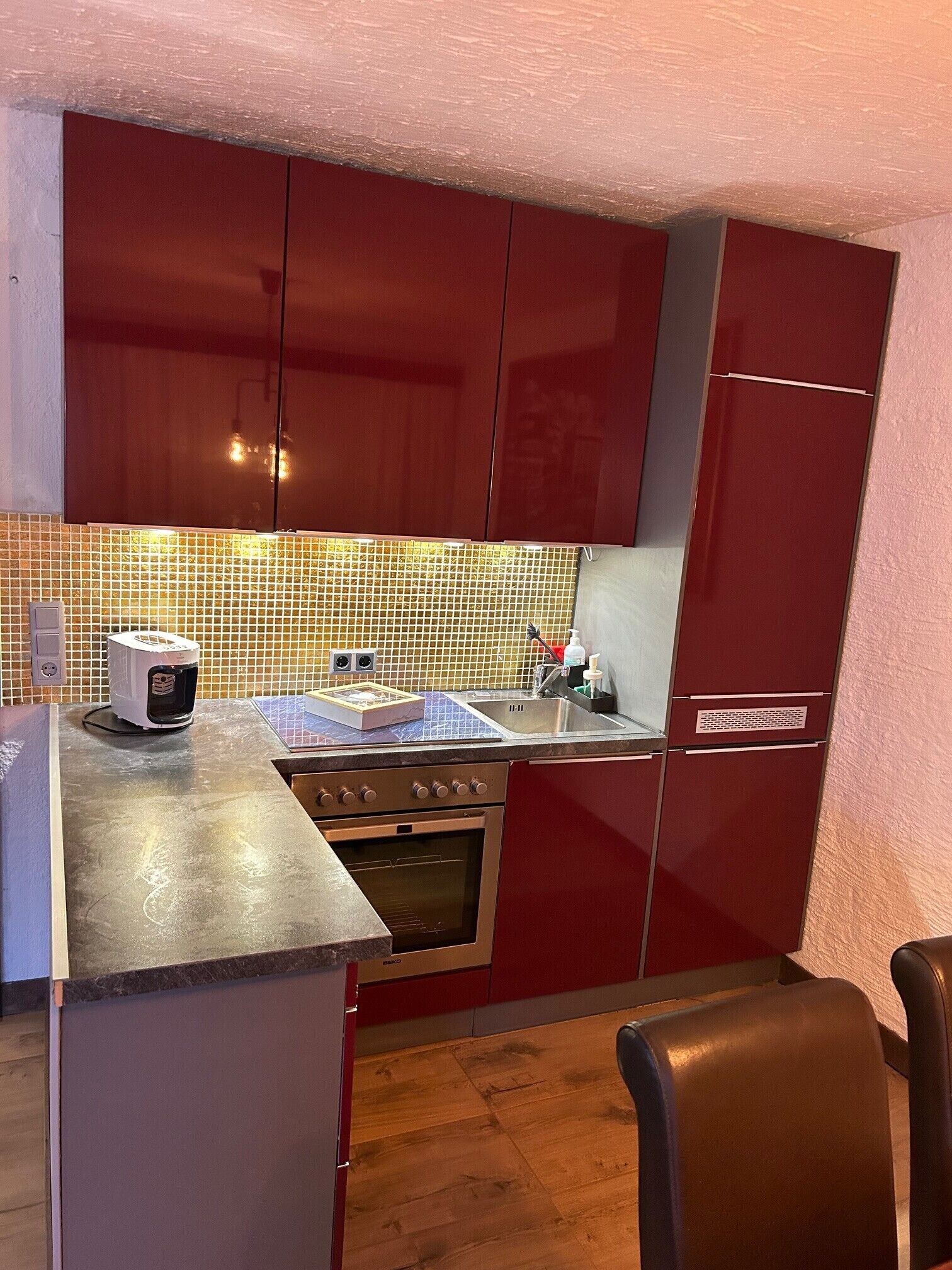 Kühlschrank, Ofen, Herdplatte, Wasserkocher mit Kaffee-/Teezubehör