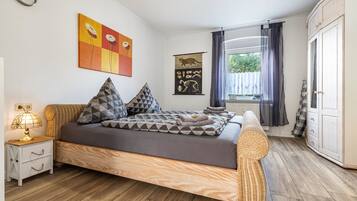 3 slaapkamers, een strijkplank/strijkijzer, gratis wifi, beddengoed