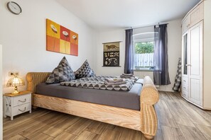3 bedrooms, iron/ironing board, free WiFi, bed sheets - Apartment 'Toms Hütte' with Private Terrace and Wi-Fi (Porta Westfalica)