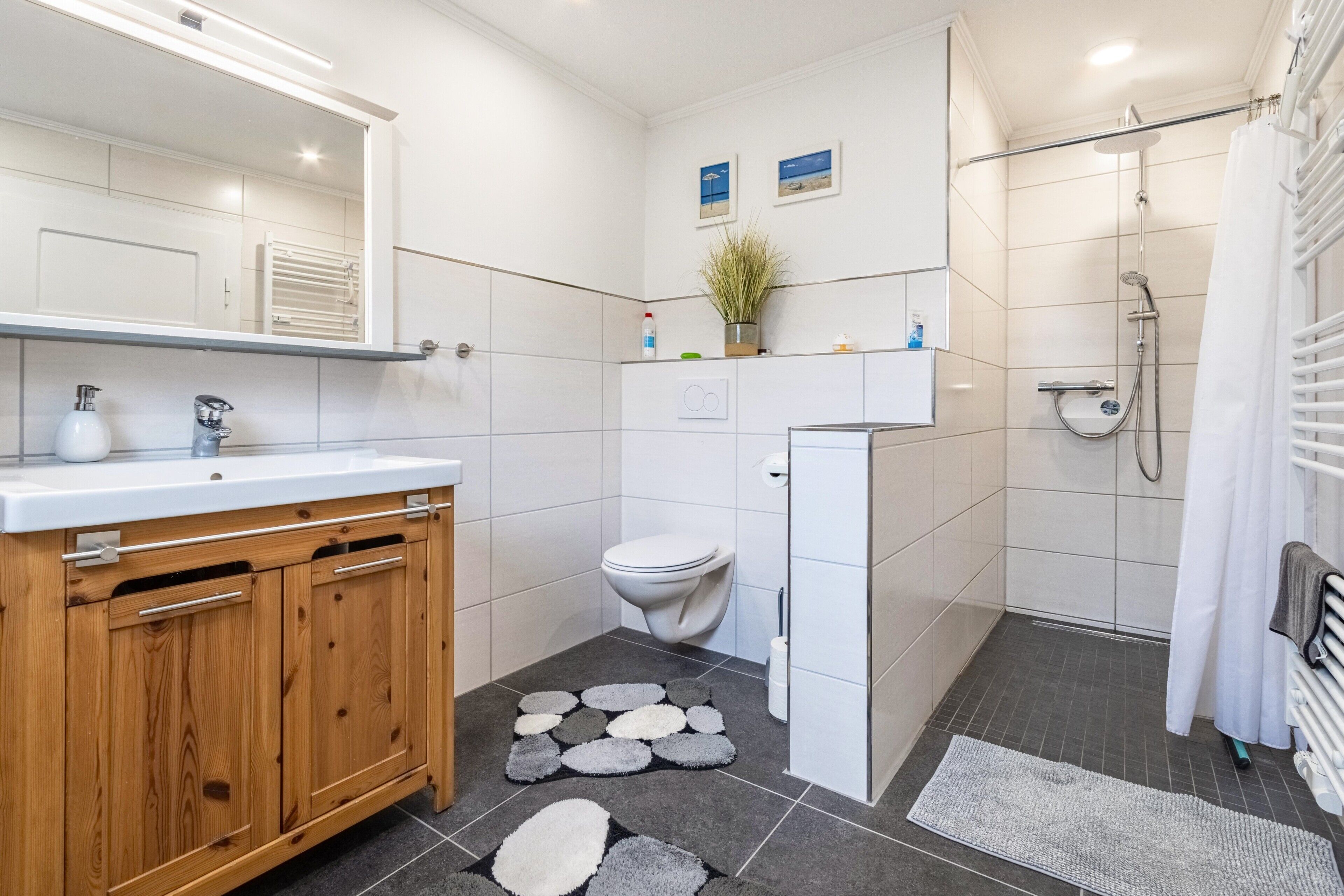 Dusche, kostenlose Toilettenartikel, Haartrockner, Handtücher