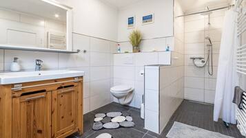Dusche, kostenlose Toilettenartikel, Haartrockner, Handtücher