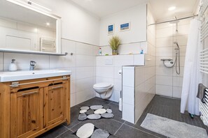 Regadera, amenidades de baño gratuitas, secadora de cabello, toallas 