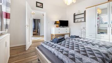 3 bedrooms, iron/ironing board, free WiFi, bed sheets