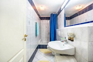 Regadera, secadora de cabello, toallas 