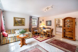 TV - Holiday Apartment 'Ferienwohnung Marianna' close to the Lake with Shared Garden & Wi-Fi (Riederau)