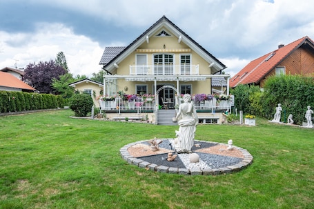 Exterior. Holiday Apartment 'Ferienwohnung Marianna' close to the Lake with Shared Garden & Wi-Fi