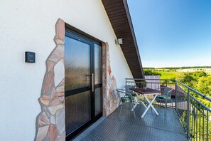 Outdoor dining - Holiday Apartment "Hügelblick Oase" with Shared Garden, Balcony & Wi-Fi (Kraichtal)