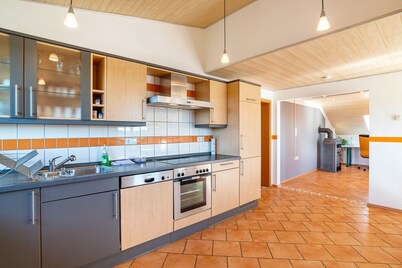 Holiday Apartment "Hügelblick Oase" with Shared Garden, Balcony & Wi-Fi