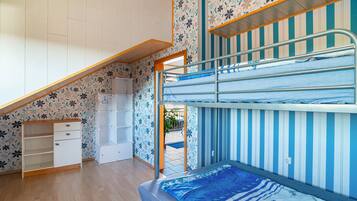 2 makuuhuonetta, silitysrauta/-lauta, ilmainen Wi-Fi, vuodevaatteet