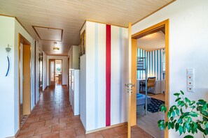 Interior - Holiday Apartment "Hügelblick Oase" with Shared Garden, Balcony & Wi-Fi (Kraichtal)