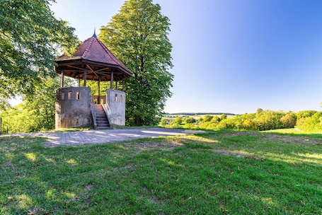 Property grounds. Holiday Apartment "Hügelblick Oase" with Shared Garden, Balcony & Wi-Fi