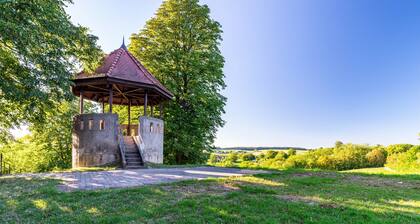 Holiday Apartment "Hügelblick Oase" with Shared Garden, Balcony & Wi-Fi