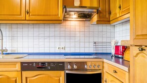 Fridge, oven, stovetop, dishwasher - Apartment 'Fuchs' with Mountain View, Shared Garden and Wi-Fi (Lauterbach)
