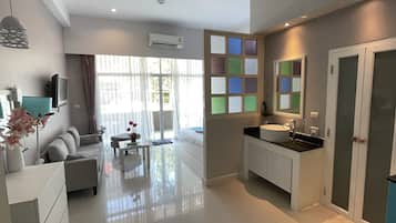 Standard Studio | In-room safe, blackout drapes, soundproofing, iron/ironing board