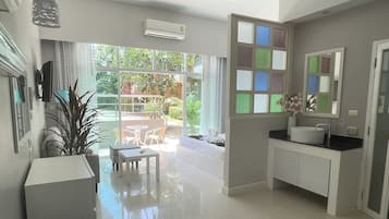 Superior Studio | In-room safe, blackout drapes, soundproofing, iron/ironing board