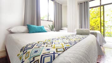 Quarto casal panorâmico, 1 quarto | Roupas de cama premium, edredons de pluma, frigobar, Wi-Fi de cortesia