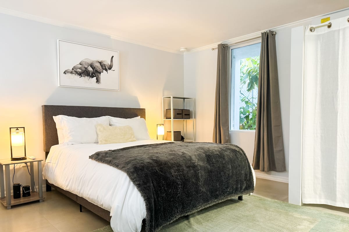 Down duvets, in-room safe, individually decorated, desk