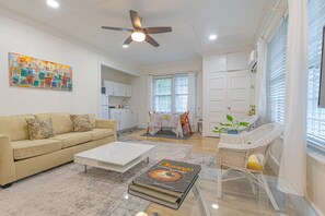 Apartamento clásico | Zona de estar | Una Smart TV, Netflix, servicios de streaming