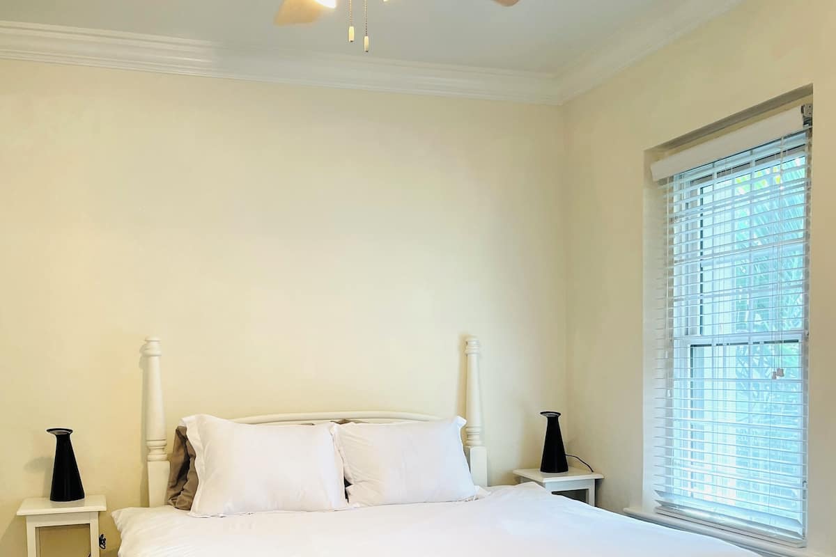 Klassiek appartement | 1 slaapkamer, donzen dekbedden, een kluis op de kamer