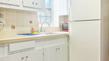 Suite Studio Confort | Cuisine privée | Grand réfrigérateur, micro-ondes, plaque de cuisson, grille-pain