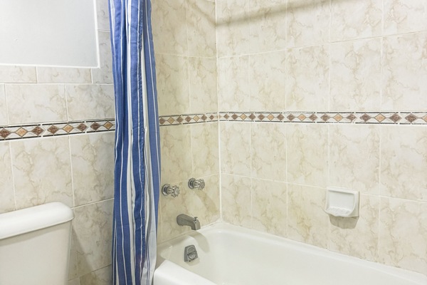 Comfort Studio Suite | Bathroom | Hair dryer, soap, shampoo, toilet paper