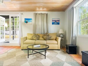 舒適開放式套房 | 起居區 | 智慧型電視、Netflix、串流服務