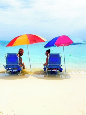 บนชายหาด, ทรายสีขาว, เก้าอี้อาบแดด, ร่มชายหาด