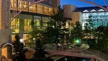 Le centre de congrès Henry B. Gonzalez, avec son imposante tour et le pont qui enjambe un bassin d’eau décoratif.