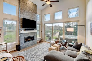 Smart-tv, eldstad, tv-spel och böcker