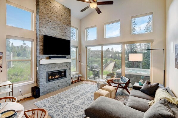 Smart-TV, peis, videospill og bøker