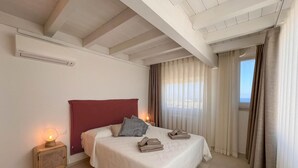 A bedroom with a bed, bedside lamps, a window with curtains, and a view of the sky. - TD Villa Maestrale Luxury Pool Sea View (Monopoli)