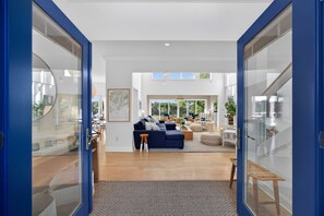 Ein modernes Wohnzimmer mit einem blauen Sofa, einem Couchtisch und einem Teppich.