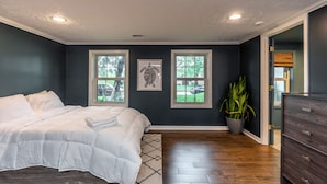 A bedroom with a bed, two windows, a potted plant, and a dresser. - 3 BR 2 bath 5 beds! sleeps 8. Pool, hot tub oasis in LEX (Lexington)