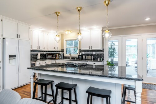 3 BR 2 bath 5 beds! sleeps 8. Pool, hot tub oasis in LEX