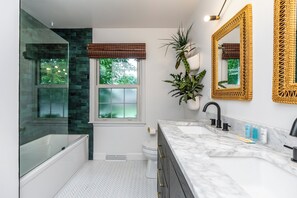 Hair dryer, towels, soap, shampoo - 3 BR 2 bath 5 beds! sleeps 8. Pool, hot tub oasis in LEX (Lexington)