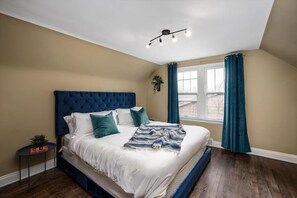 4 bedrooms, desk, iron/ironing board, travel crib - 10 Mins To The Big House/ Sleeps Up To 10 Guests (Ann Arbor)