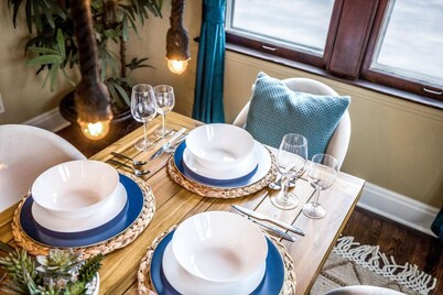 10 Mins To The Big House/ Sleeps Up To 10 Guests