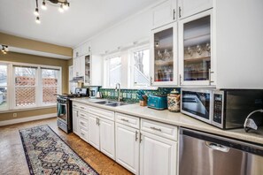 Fridge, microwave, oven, stovetop - 10 Mins To The Big House/ Sleeps Up To 10 Guests (Ann Arbor)