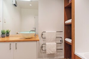 Een douche, een haardroger, handdoeken, zeep