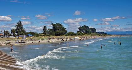 Tahuna Beach Oasis - Home in the heart of Tahunanui Beach recreational paradise