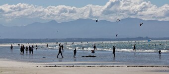 Tahuna Beach Oasis - Home in the heart of Tahunanui Beach recreational paradise